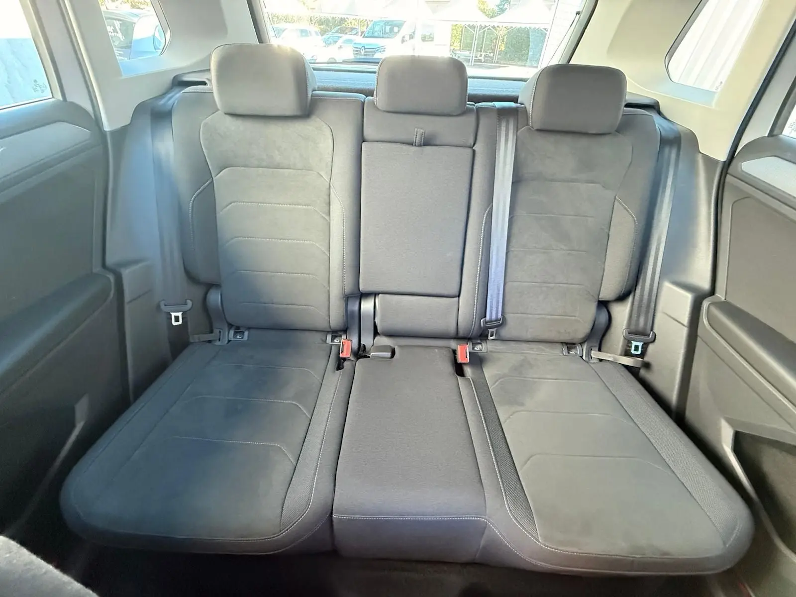 Banquette arrière en tissu noir du Volkswagen Tiguan 1.5 TSI 150CH LIFE DSG7, vue de face dans l'habitacle.