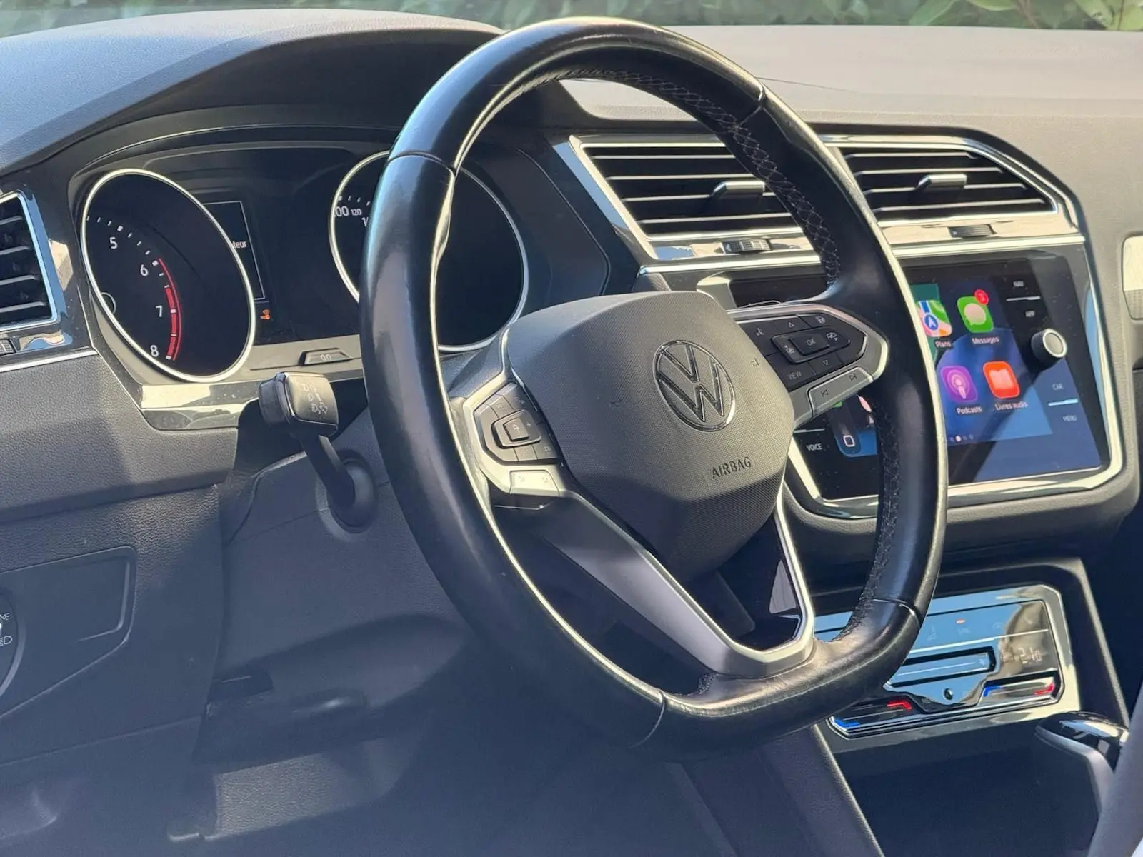 Vue rapprochée du volant cuir noir et du tableau de bord digital du Volkswagen Tiguan 1.5 TSI 150CH LIFE DSG7 2021.