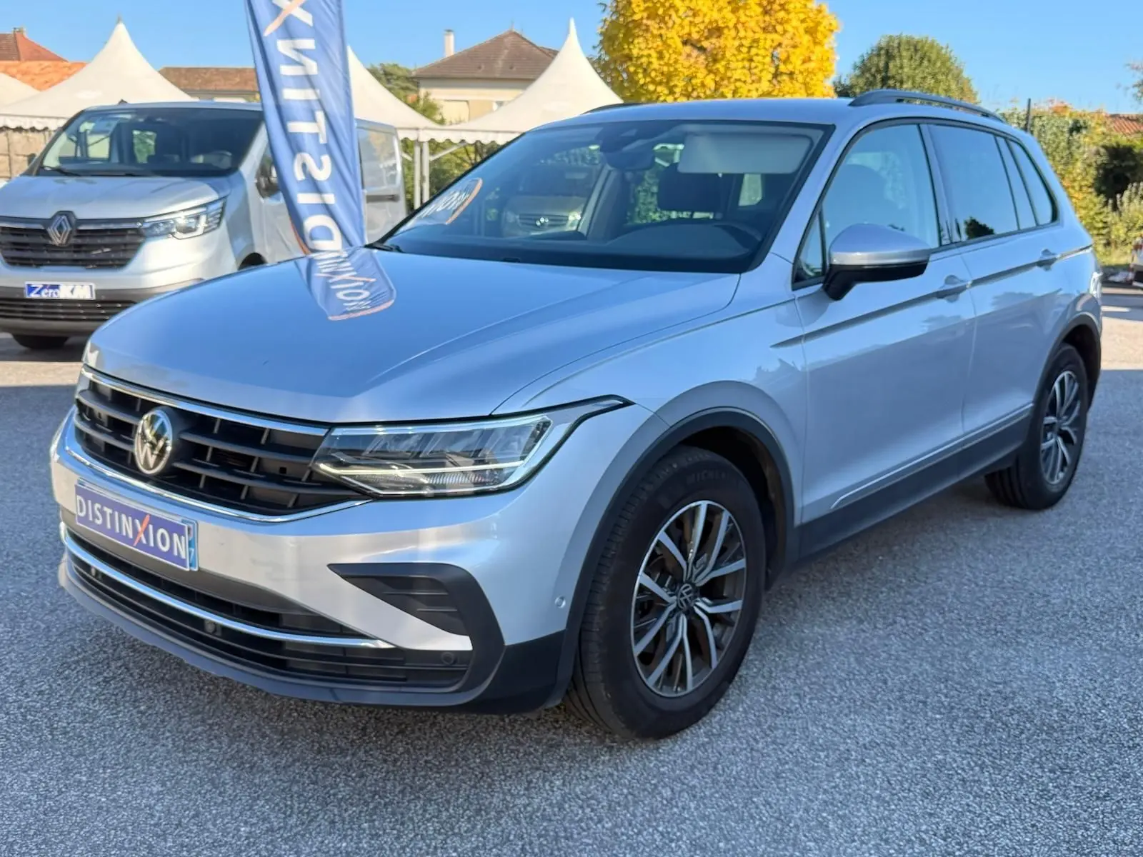 Volkswagen Tiguan 1.5 TSI 150ch Life en reflet argent, vue 3/4 avant droit avec jantes alliage et calandre noire.