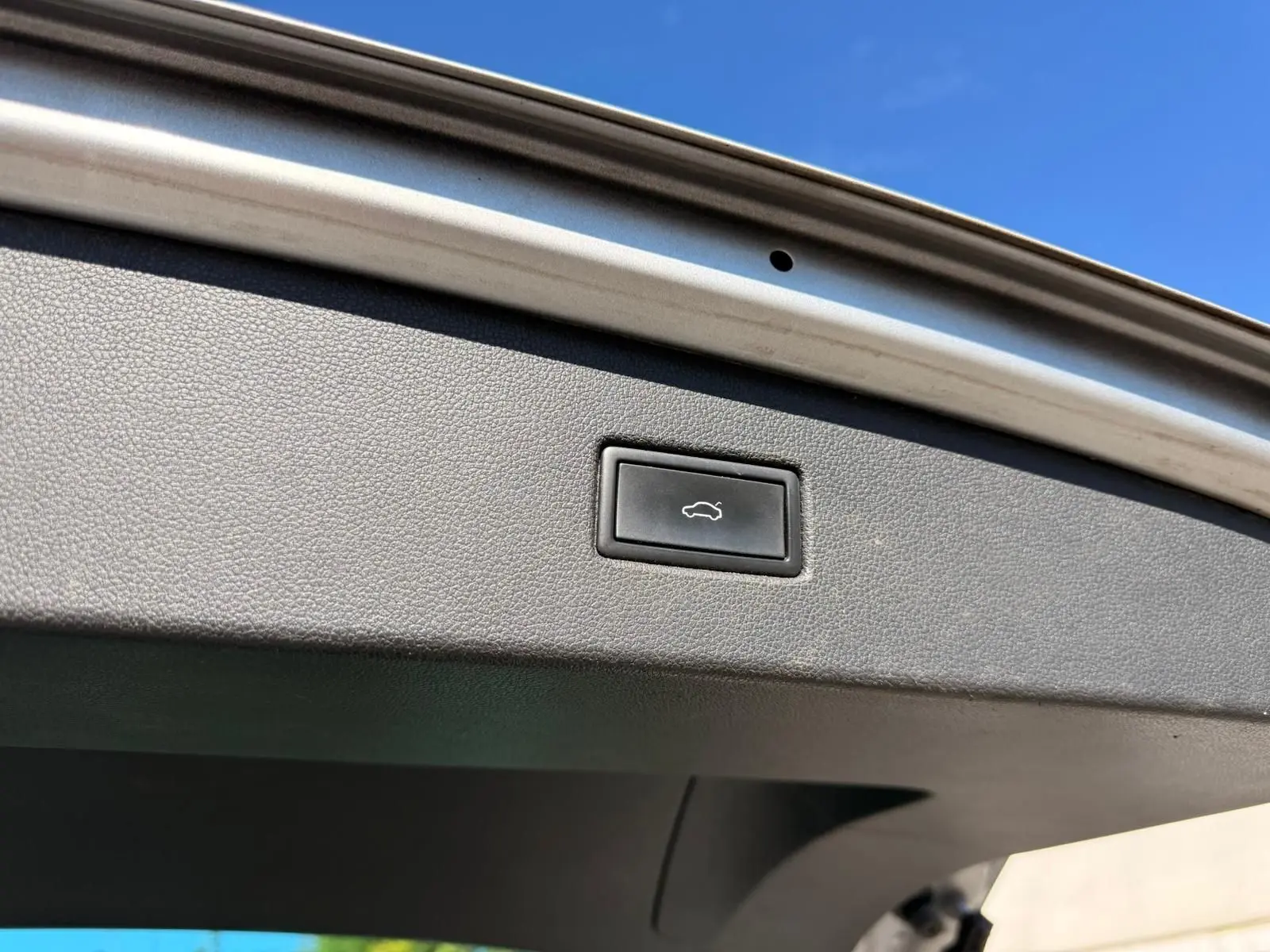 Bouton de fermeture électrique du hayon sur le bord intérieur du coffre d'un Volkswagen Tiguan reflet argent 2021.