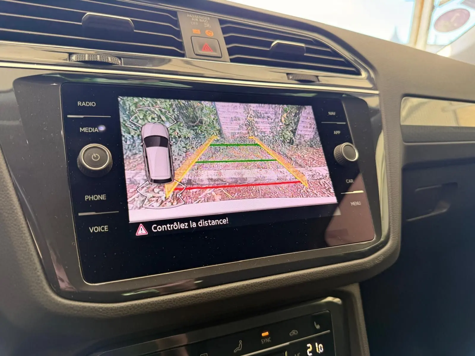 Écran tactile du tableau de bord du Volkswagen Tiguan 2021 affichant la caméra de recul avec guidage de trajectoire.