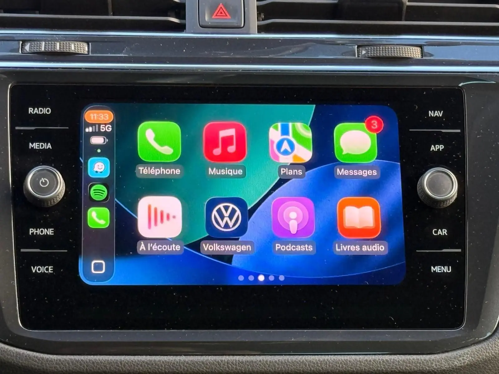 Écran tactile central du Volkswagen Tiguan 1.5 TSI 150ch Life 2021 affichant les applications connectées.