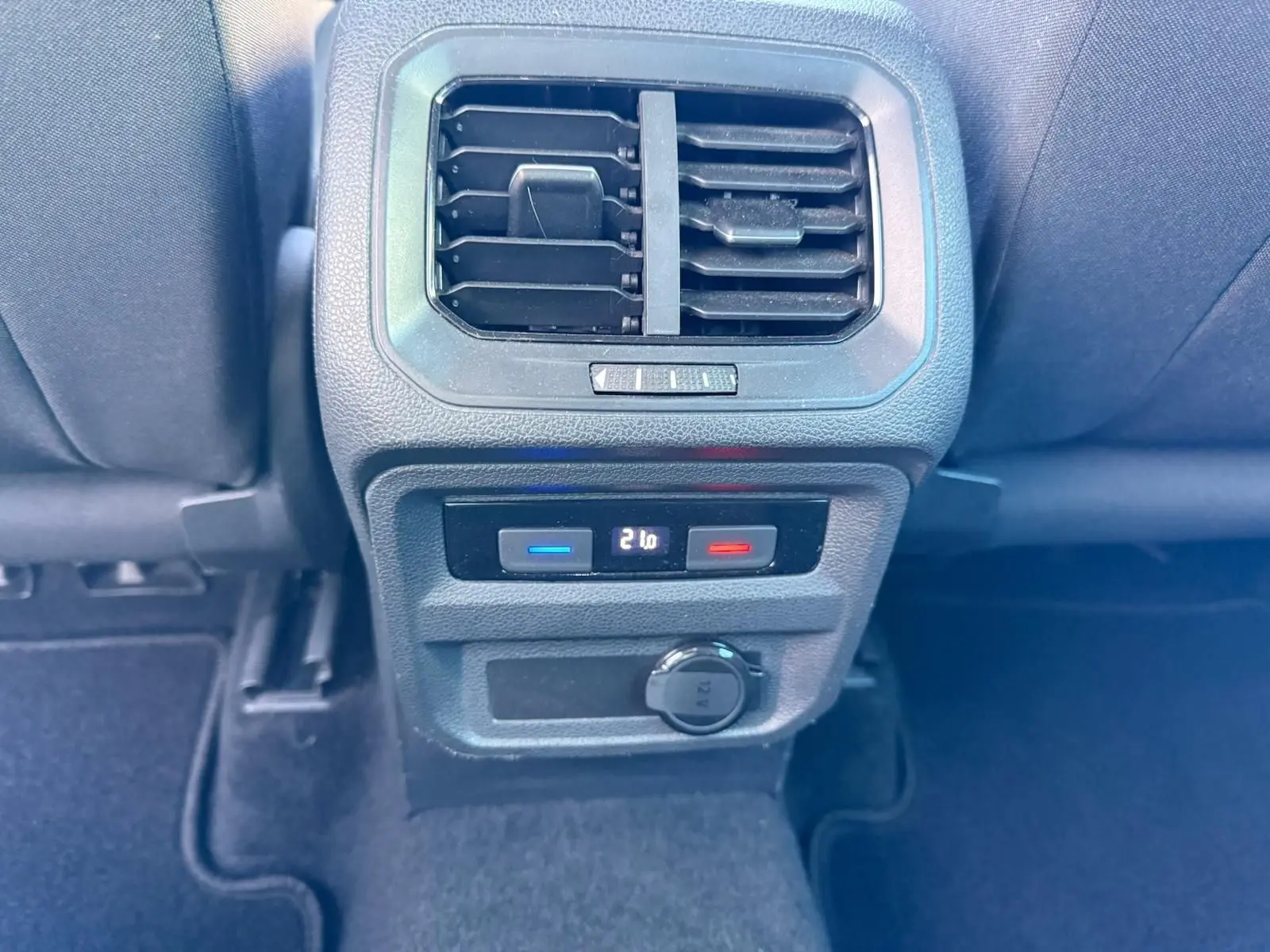 Gros plan sur la console arrière du Volkswagen Tiguan 1.5 TSI 150CH LIFE argent avec réglage climatisation et prise 12V.