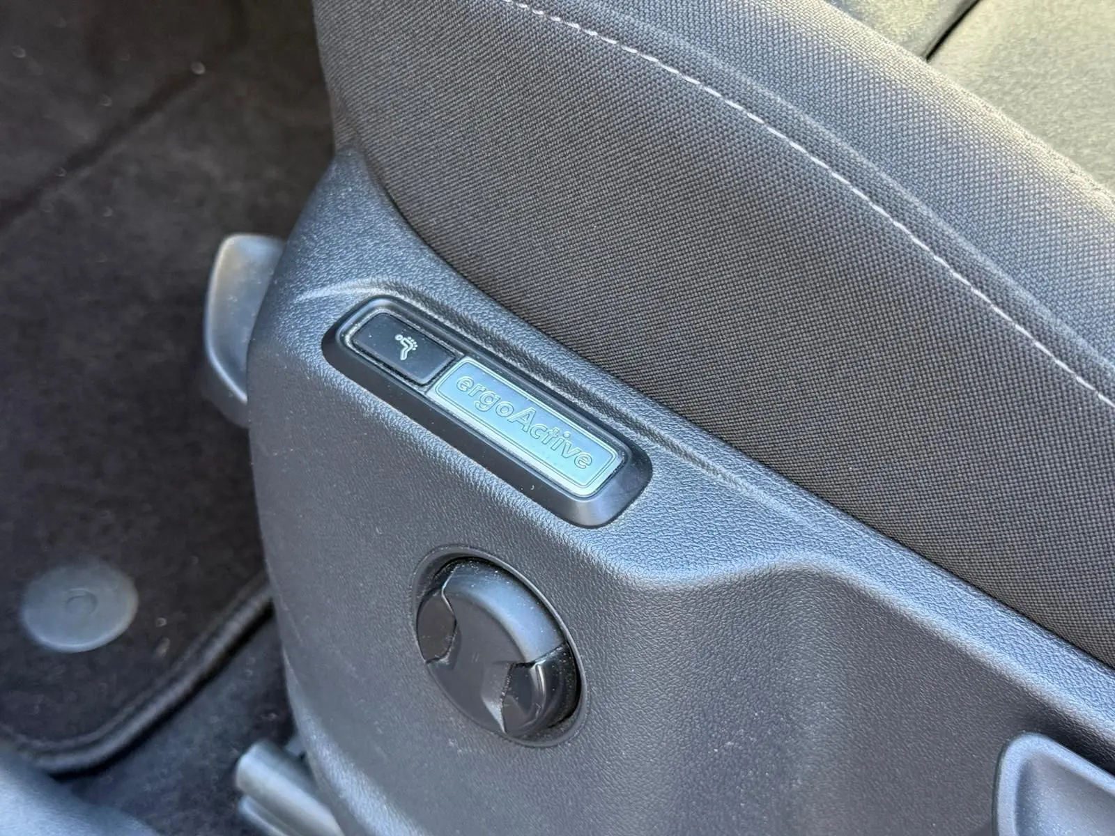 Gros plan sur la commande Ergo Active du siège avant noir du Volkswagen Tiguan 1.5 TSI 150CH LIFE DSG7 de 2021.