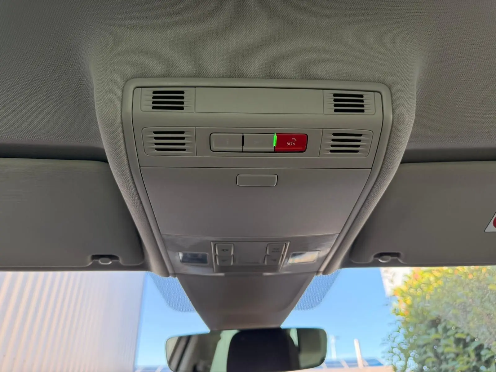Vue intérieure du plafonnier avec bouton SOS et éclairage, dans un Volkswagen Tiguan 1.5 TSI 150CH Life 2021.