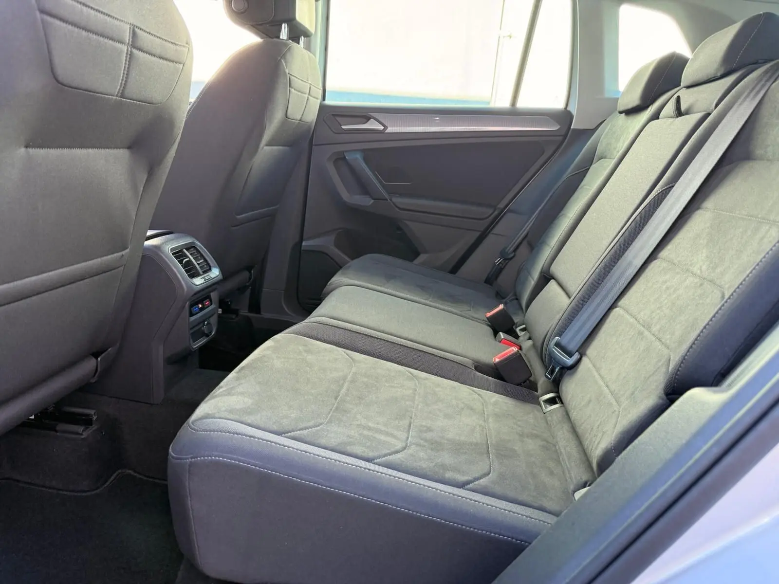 Vue latérale droite des sièges arrière gris foncé du Volkswagen Tiguan 1.5 TSI 150CH LIFE DSG7 2021 reflet argent.