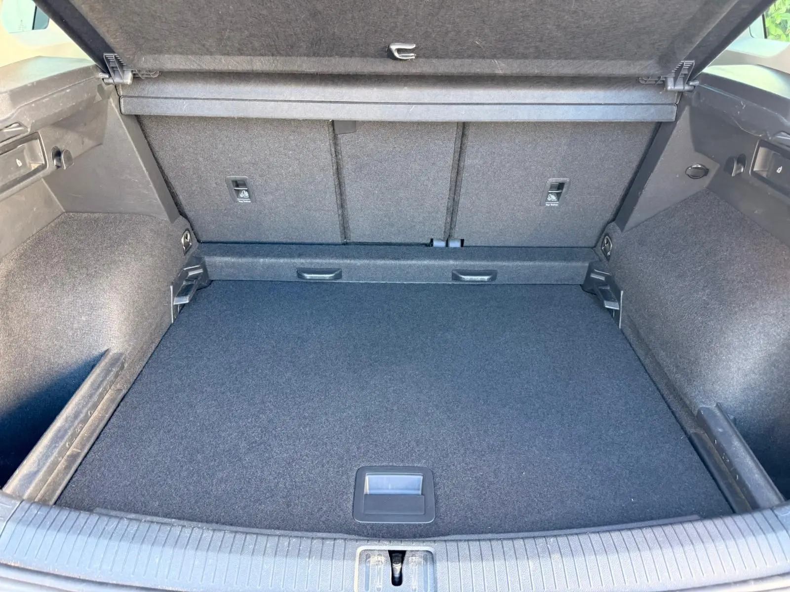 Coffre ouvert du Volkswagen Tiguan 1.5 TSI 150ch Life 2021, vue intérieure montrant un espace de chargement propre et spacieux.