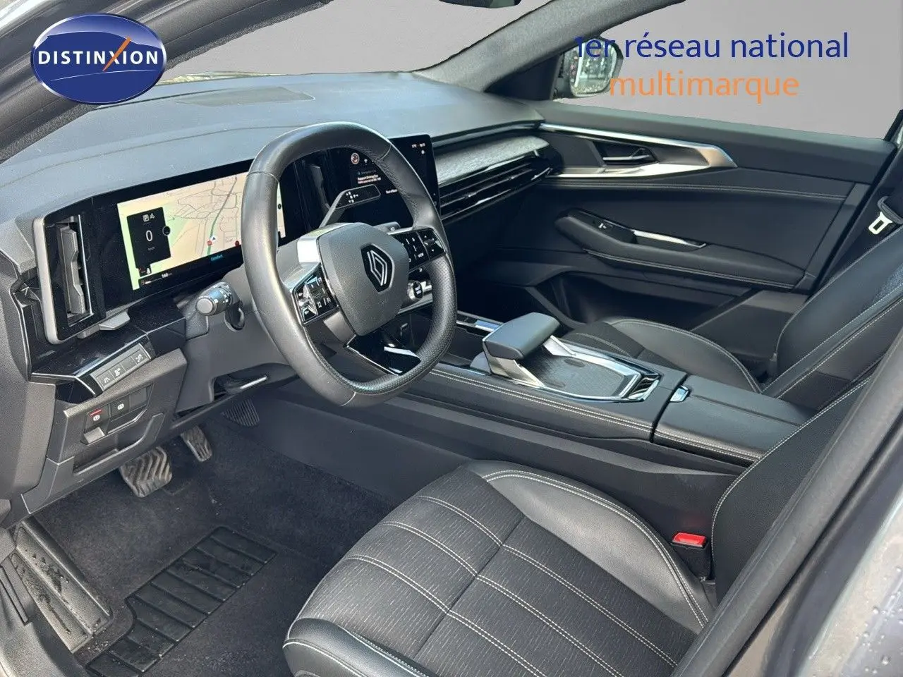 Intérieur avant droit du Renault Austral gris schiste 2023, tableau de bord moderne avec écran tactile et volant multifonction.