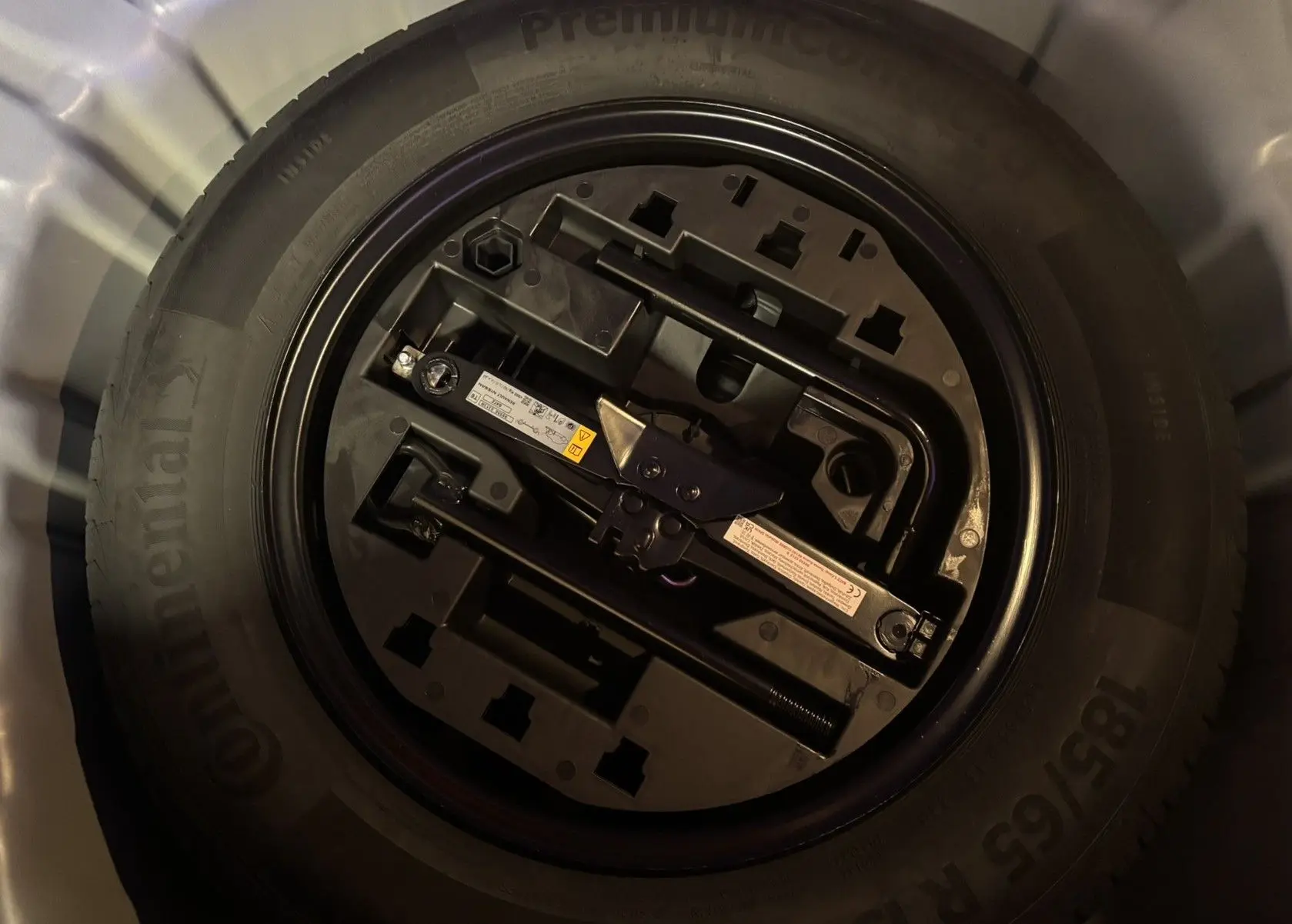 Roue de secours avec outillage intégré dans le coffre d'une Renault Clio TCE 90CH X-TRONIC Evolution 2024.