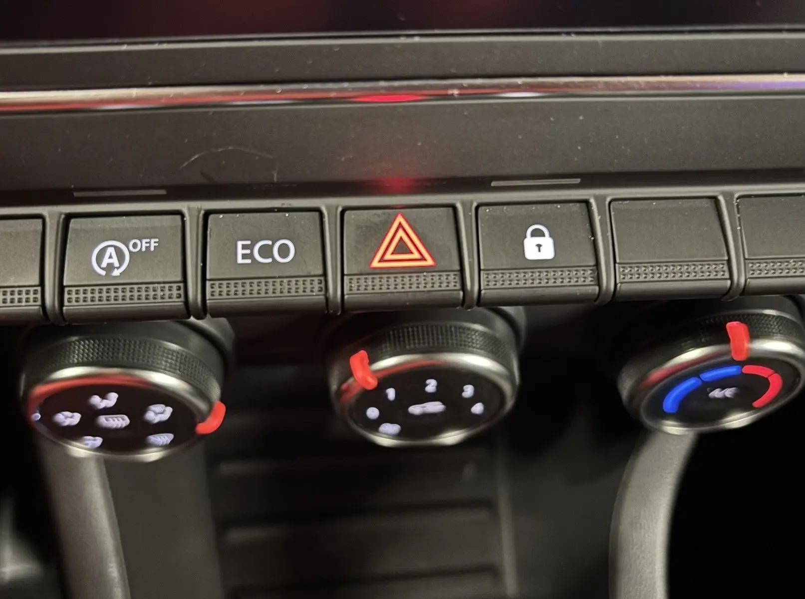 Tableau de bord de Renault Clio TCE 90CH 2024 montrant les boutons de contrôle dont ECO, alerte et verrouillage, avec commandes climatisation.