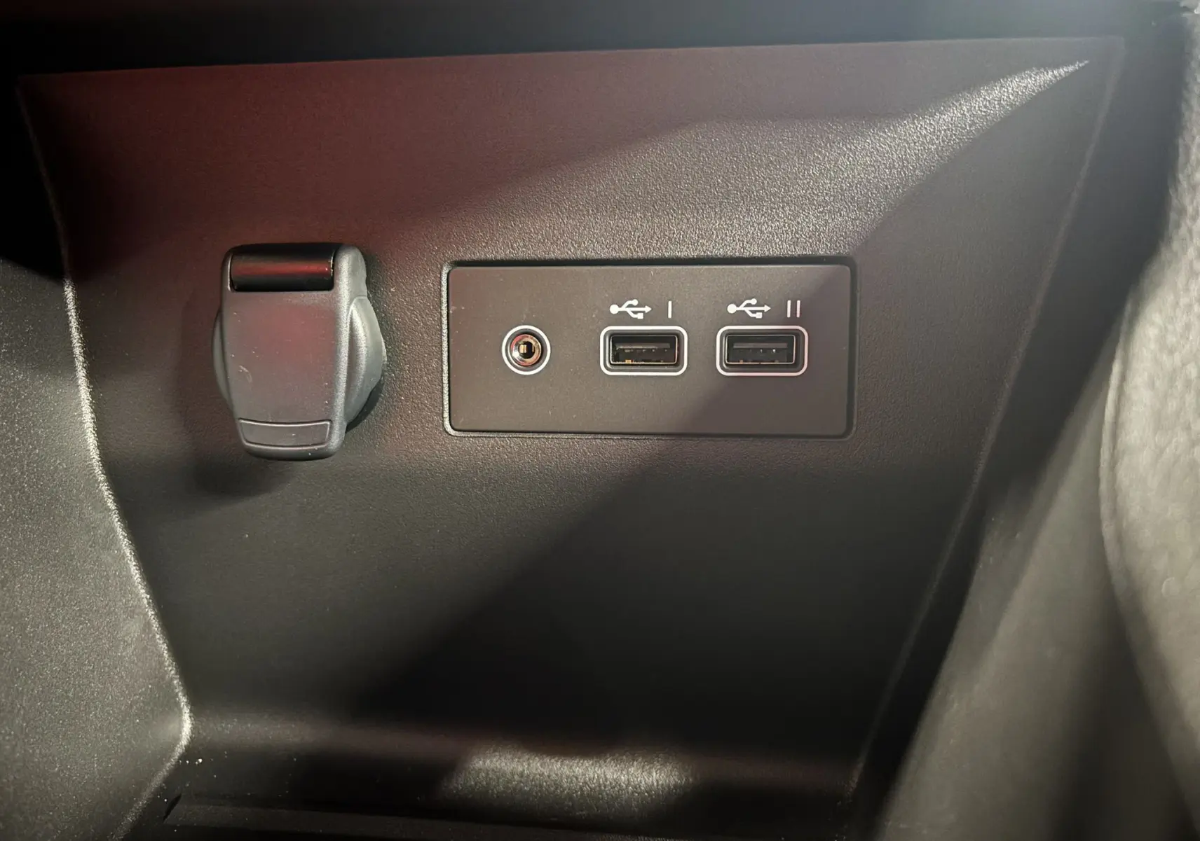 Détail intérieur montrant deux ports USB et une prise 12V sur la console d'une Renault Clio TCe 90ch Evolution 2024.