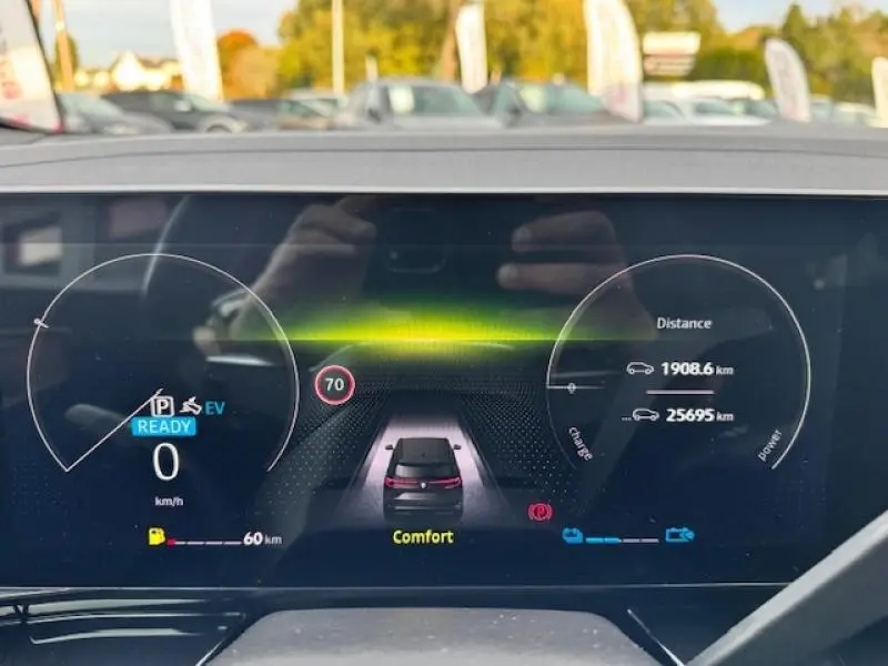 Tableau de bord numérique du Renault Espace Bleu Nocturne 2023 affichant mode Confort et autonomie hybride.