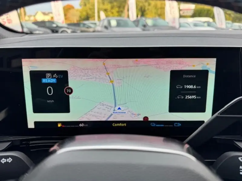 Écran tactile multifonction affichant navigation GPS et informations de conduite dans Renault Espace Bleu Nocturne 2023.