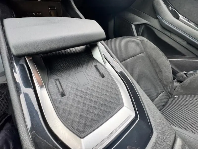 Gros plan sur la console centrale noire avec accoudoir et siège en tissu carbone/Alcantara dans un Renault Espace Bleu Nocturne 2023.