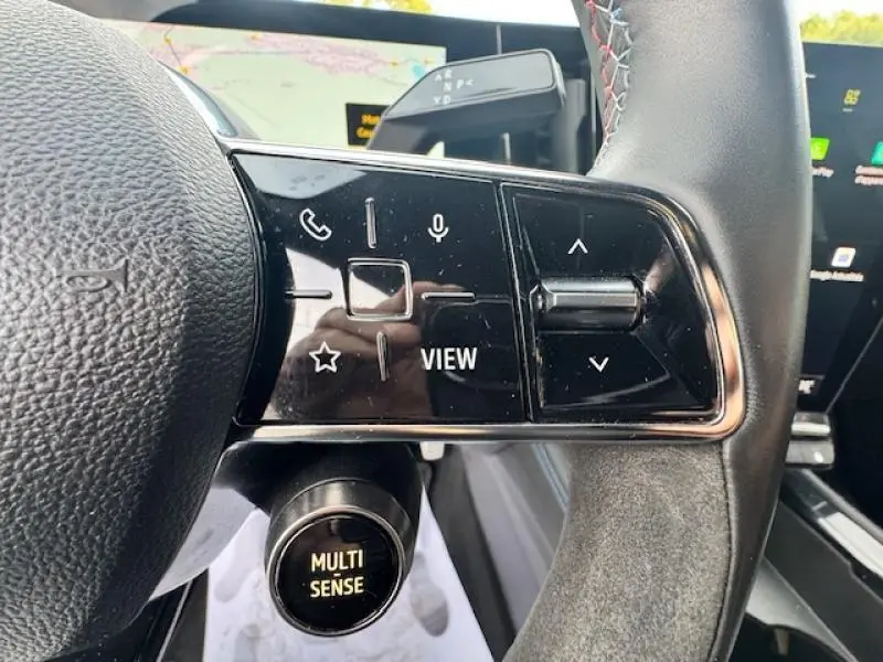Gros plan sur les commandes au volant côté gauche du Renault Espace Bleu Nocturne avec bouton Multi Sense visible.