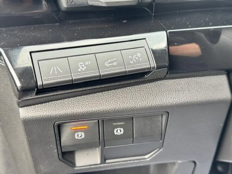 Gros plan sur les commandes de sécurité et assistance de conduite du tableau de bord du Renault Espace Bleu Nocturne 2023.