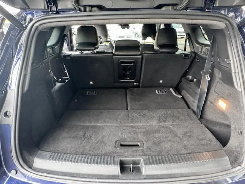 Coffre ouvert en vue arrière du Renault Espace Bleu Nocturne 2023 avec banquette arrière rabattue et intérieur noir.