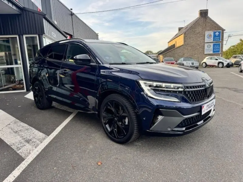 Renault Espace 2023 bleu nocturne en 3/4 avant droit avec jantes noires et calandre distinctive esprit Alpine.