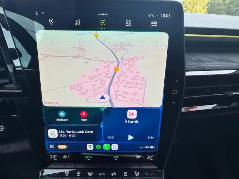 Écran tactile central du tableau de bord du Renault Espace 2023 en finition Esprit Alpine, intérieur noir.