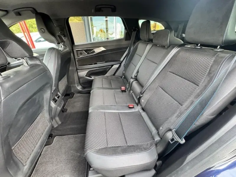 Banquette arrière en tissu carbone et Alcantara bleu de la Renault Espace Bleu Nocturne vue côté droit, intérieur spacieux et moderne.