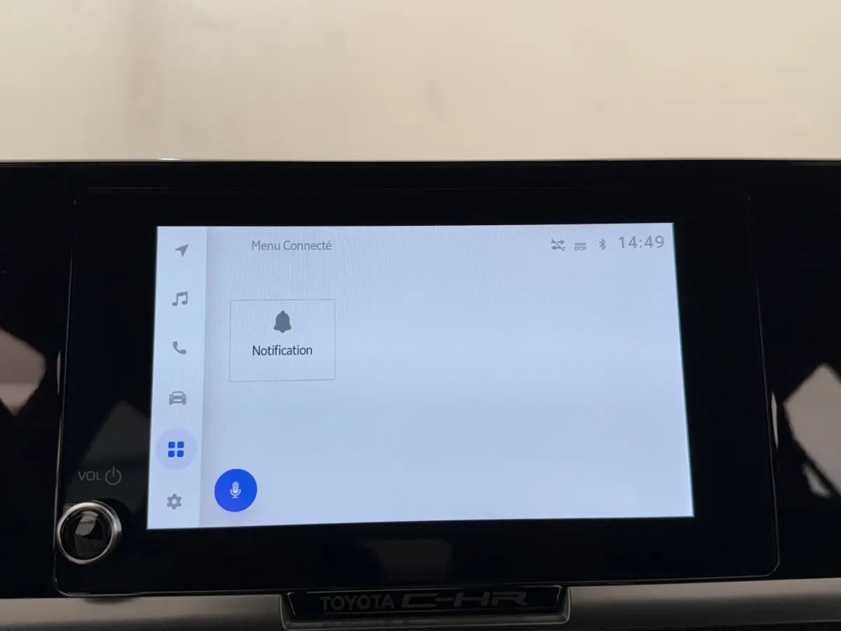 Je ne vois pas de véhicule sur cette image, seulement un écran tactile du système multimédia Toyota C-HR.
