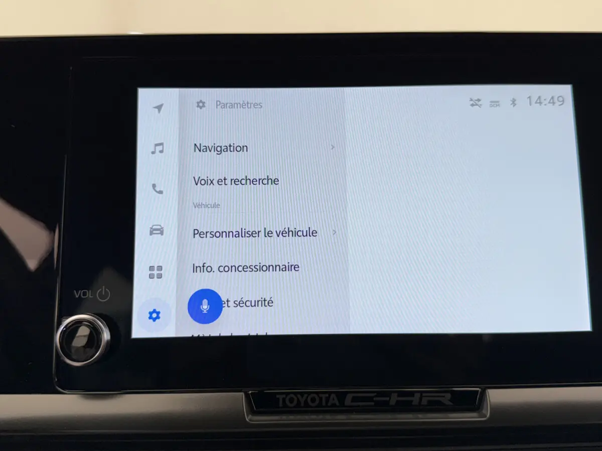 Vue intérieure de l'écran tactile central du Toyota C-HR 1.8 Hybride 140 Dynamic affichant le menu des paramètres.
