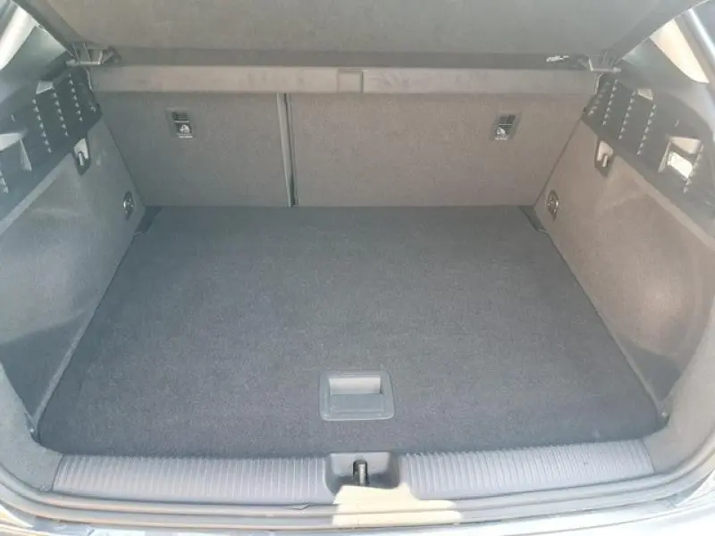 Vue intérieure du coffre spacieux et propre de l'Audi Q2 30 TDI gris Manhattan métallisé, sans chargement visible.