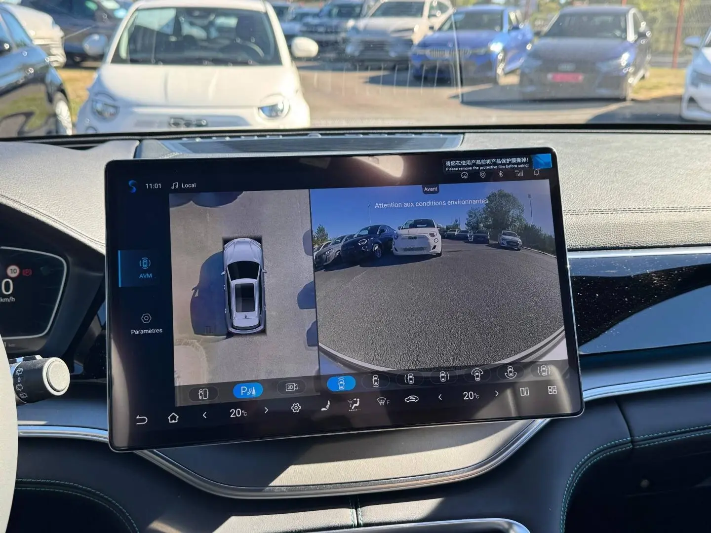 Vue intérieure sur l'écran tactile du BYD SEAL U affichant la caméra 360°, tableau de bord noir et détails modernes.