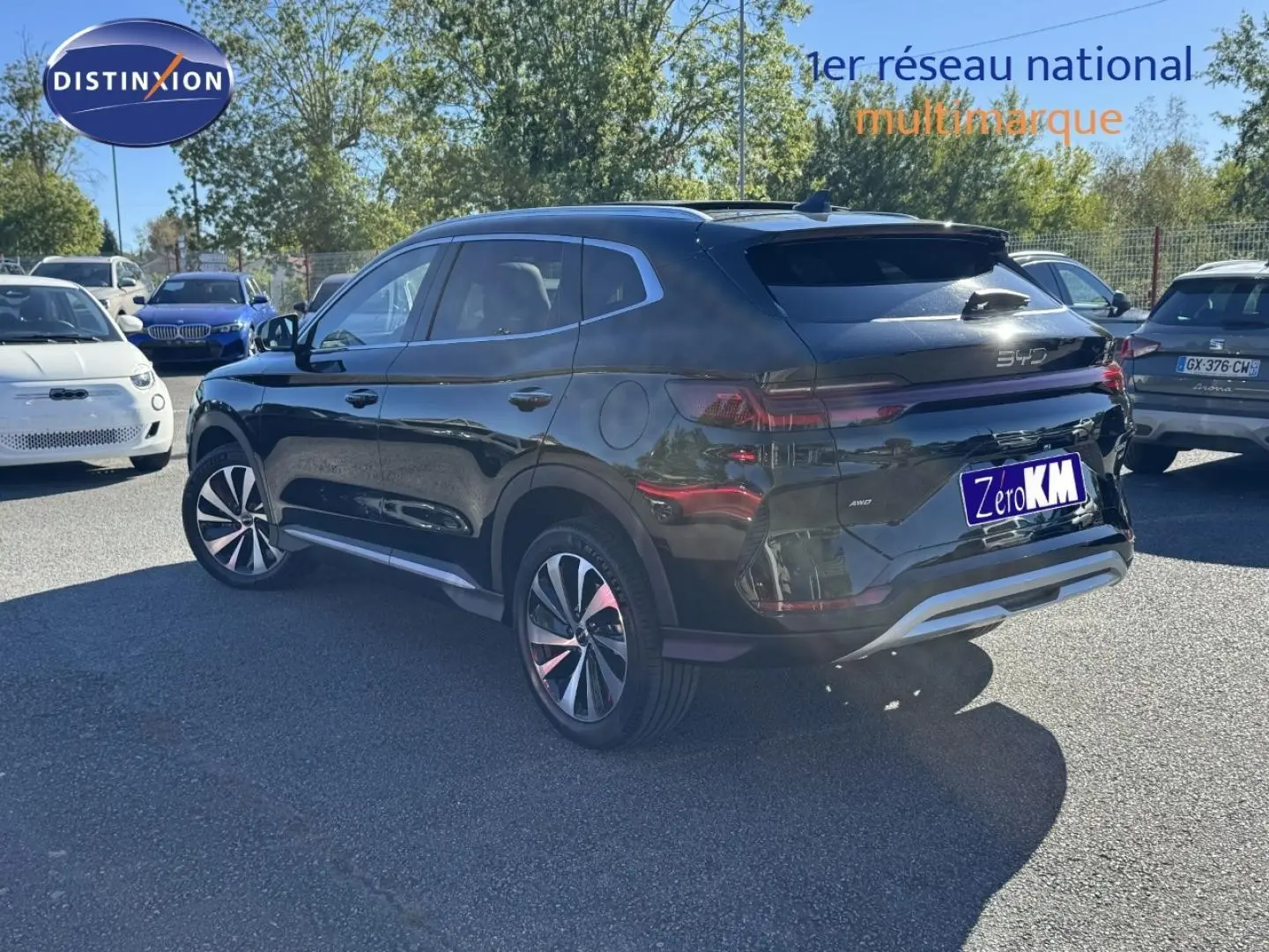 Vue 3/4 arrière droite du SUV BYD SEAL U hybride rechargeable en Obsidian Black métallisé, avec jantes alu et feux LED arrière.