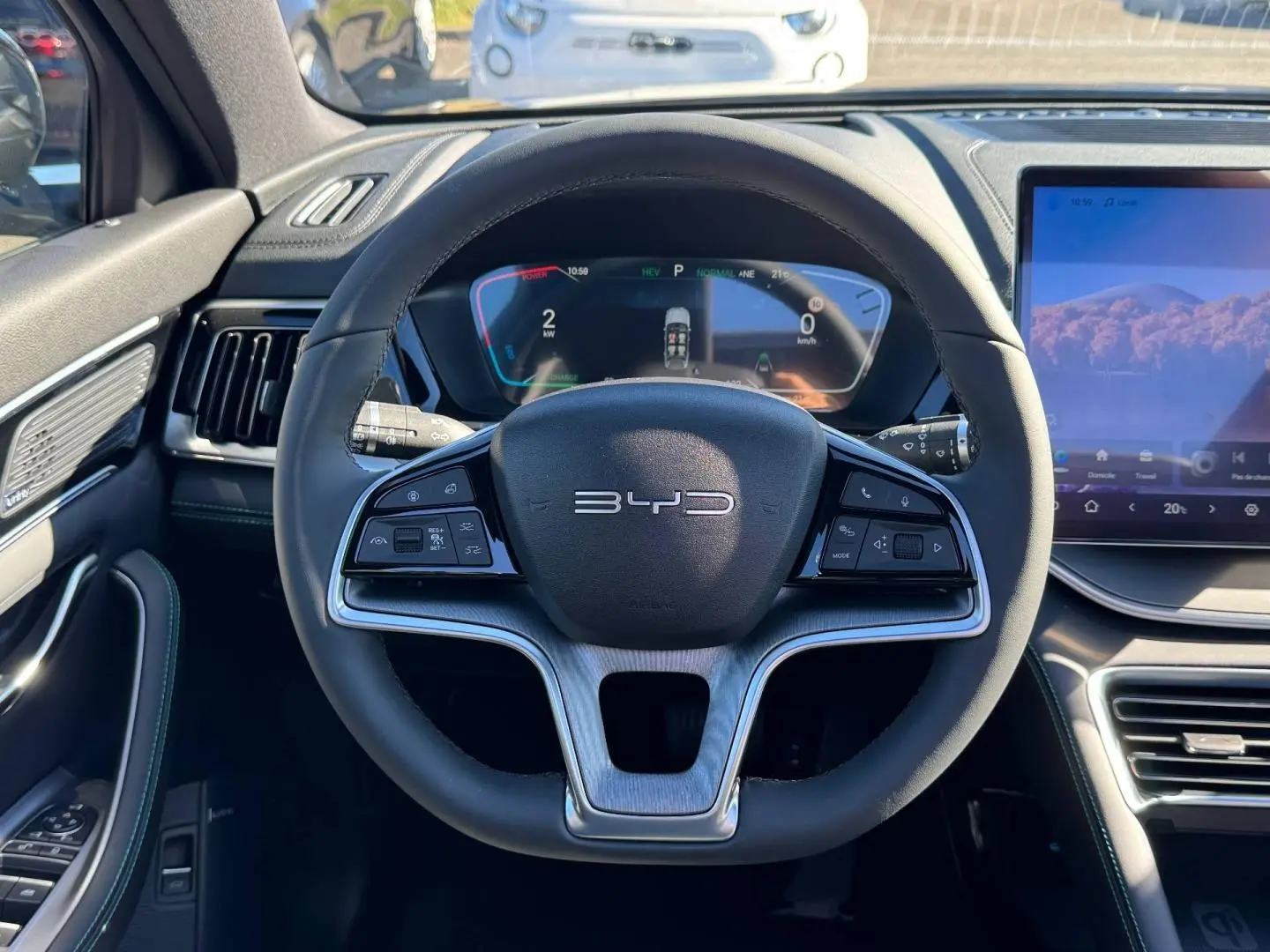 Vue frontale du volant noir du BYD SEAL U 2026 avec tableau de bord numérique et écran tactile central.