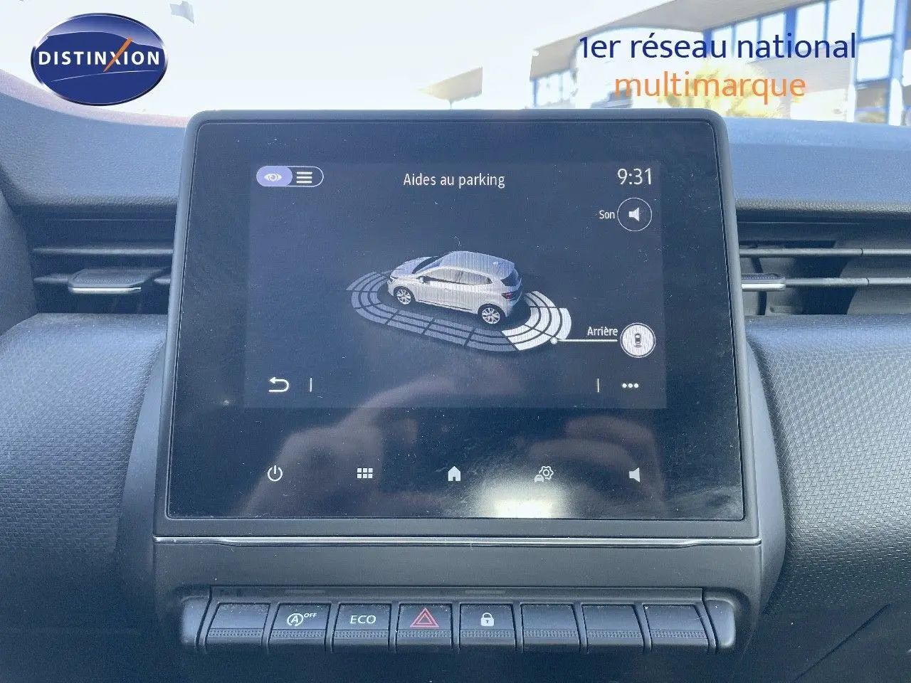 Écran tactile intérieur de Renault Clio Société blanc glacier 2020 montrant l'aide au parking arrière.