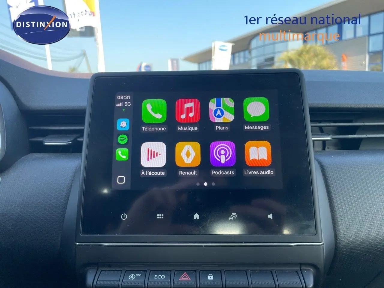 Écran tactile central affichant les applications connectées dans l'habitacle d'une Renault Clio Société blanche Glacier.