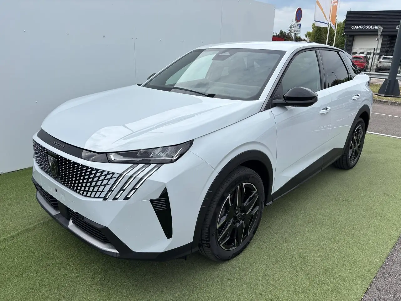 Peugeot 3008 blanc Okenite vue 3/4 avant droit, avec calandre distinctive et jantes alliage noires diamantées.