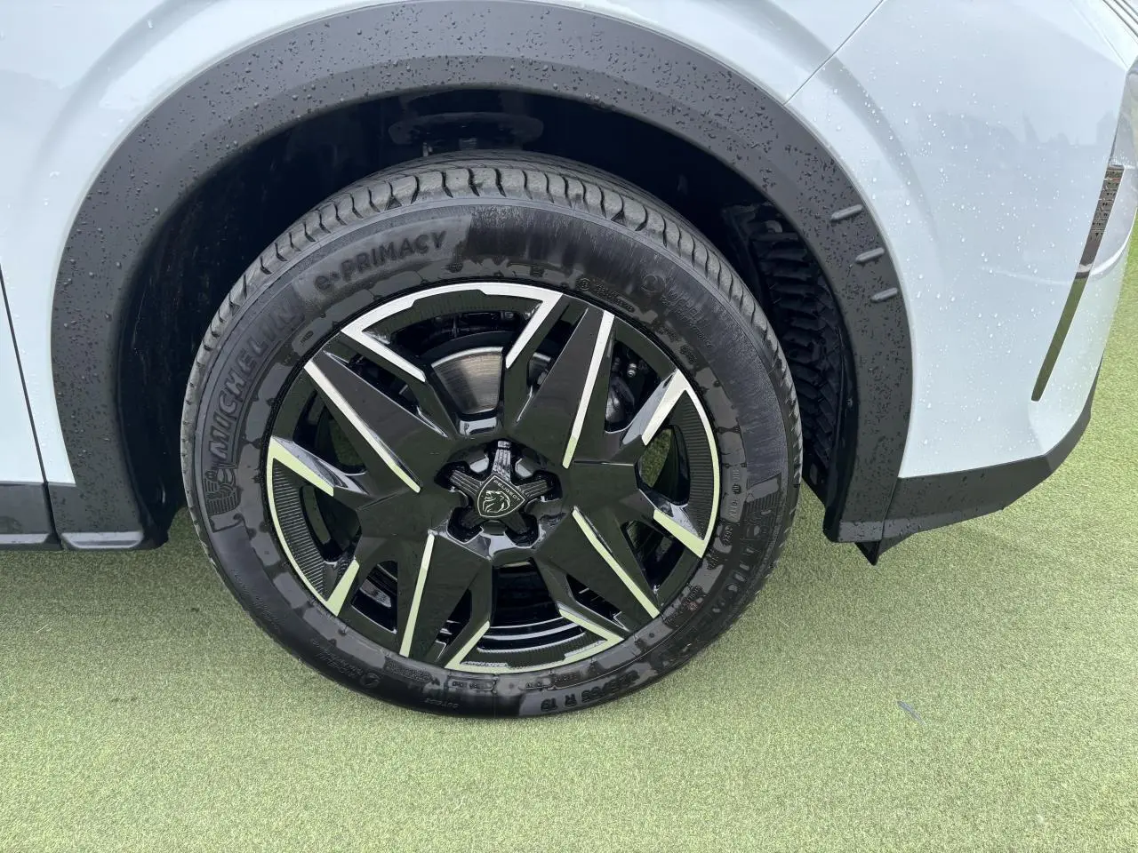 Gros plan sur la jante alliage noire et diamantée 19'' du côté avant droit du Peugeot 3008 blanc Okenite.