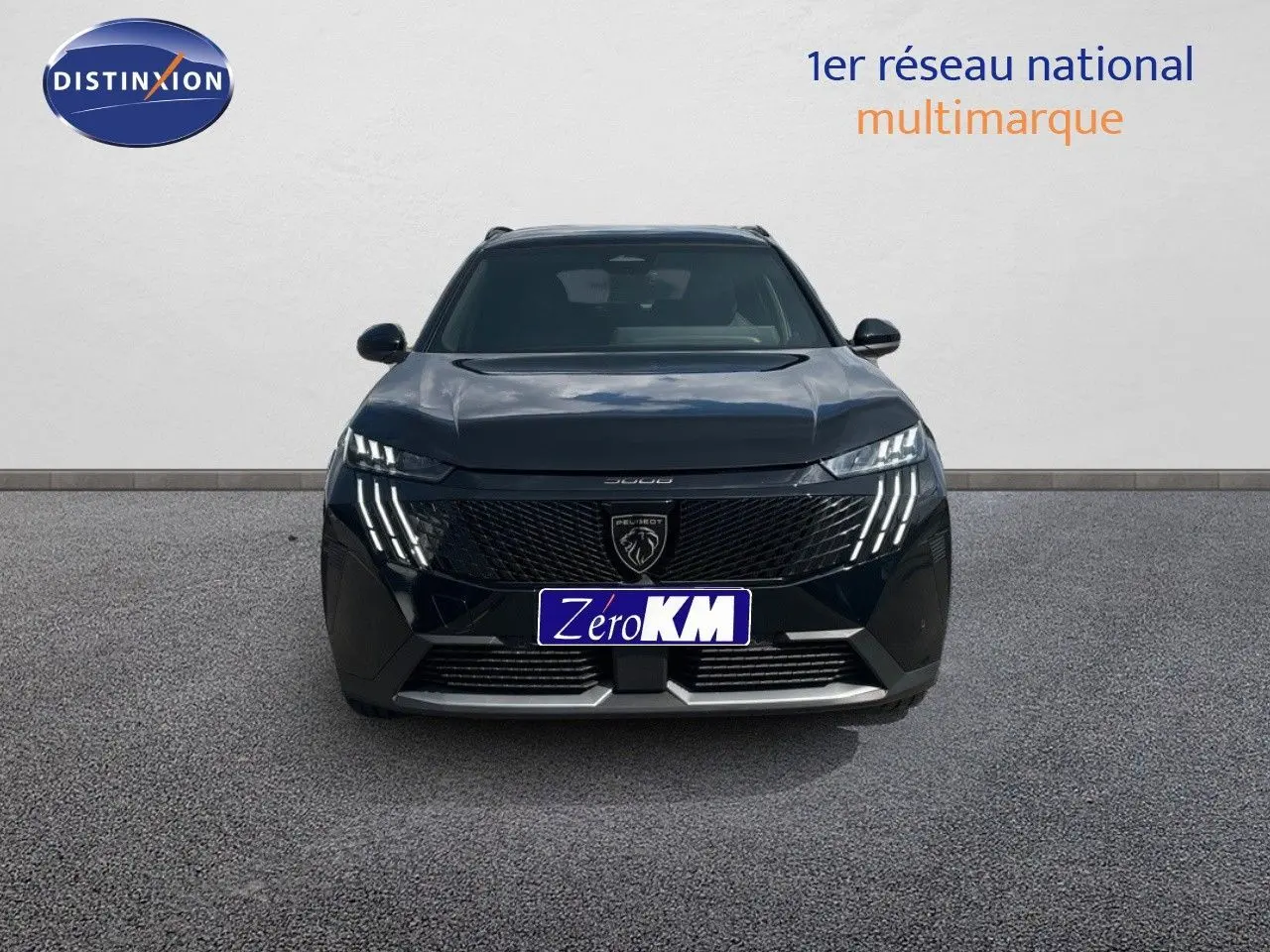 Vue frontale du Peugeot 5008 Hybrid 136ch GT noir perle métal avec feux LED distinctifs et calandre imposante.