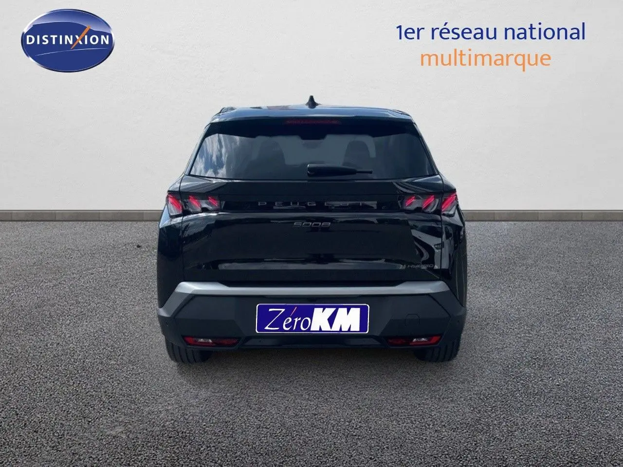 Vue arrière d'un Peugeot 5008 noir perle métal 2025 hybride avec feux LED distinctifs et plaque Zero KM.