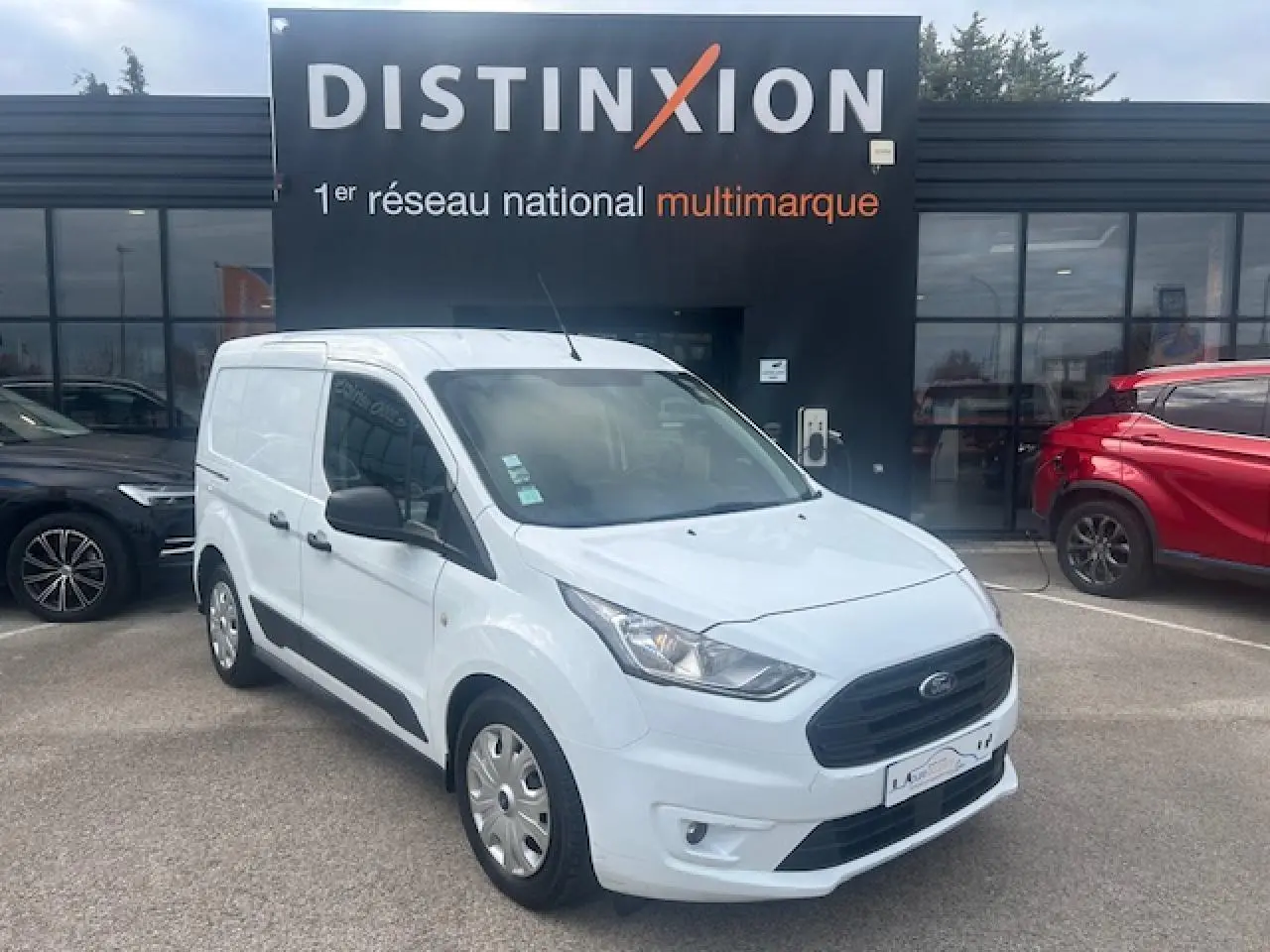 Ford Transit Connect blanc en vue 3/4 avant droit avec porte latérale coulissante et calandre noire.