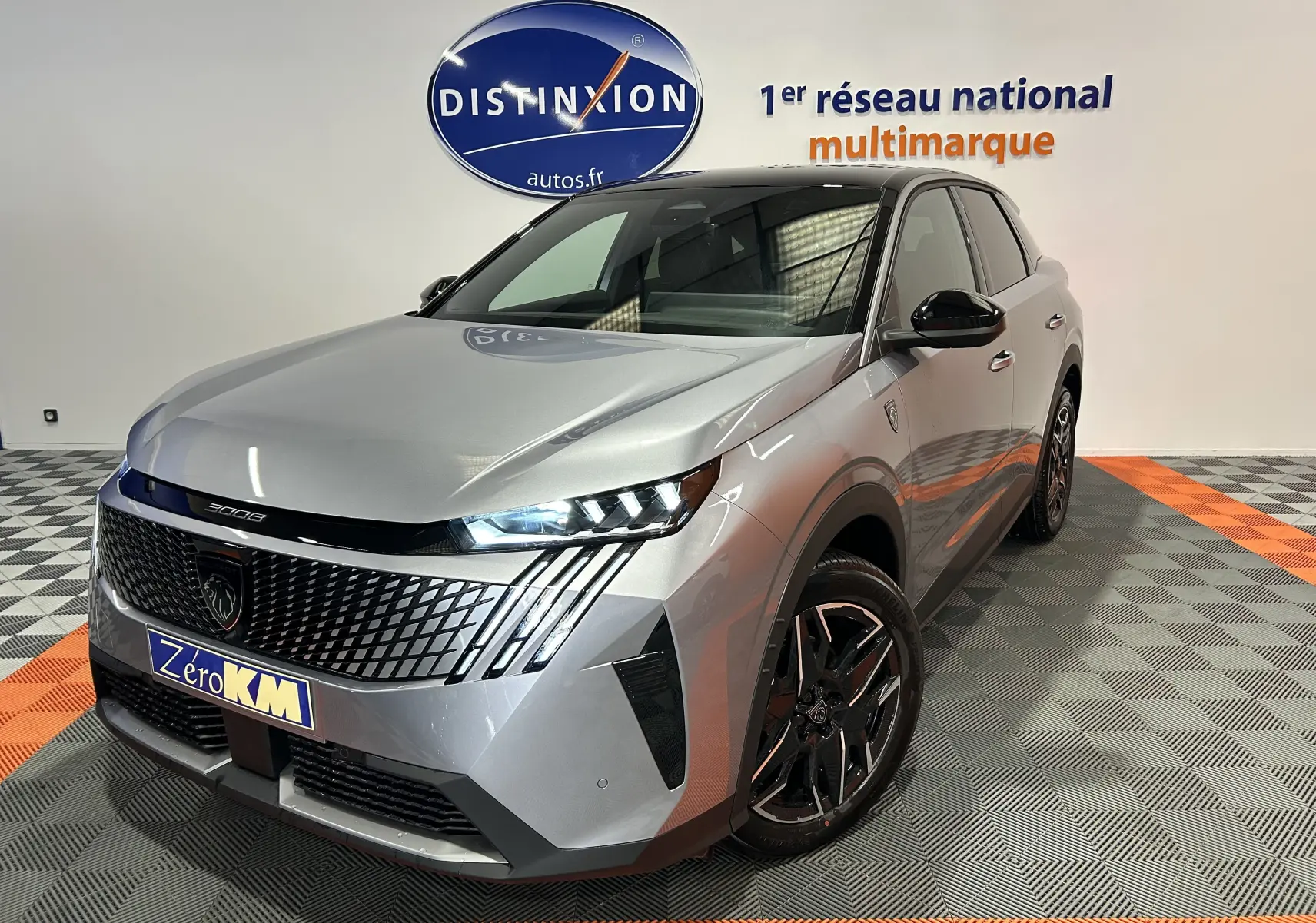 Peugeot 3008 gris Artense en 3/4 avant droit, avec calandre distinctive et phares LED allumés.
