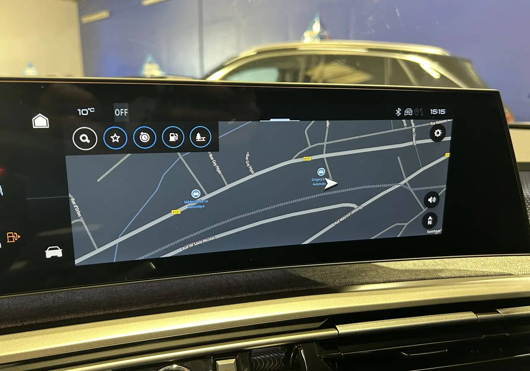 Écran tactile de navigation GPS intérieur du Peugeot 3008 gris Artense, affichant une carte routière en mode jour.