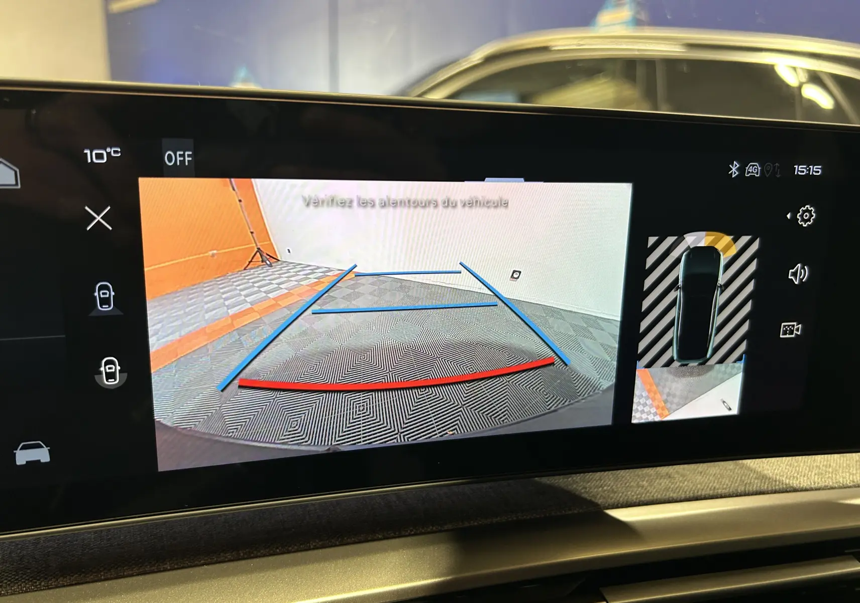Écran intérieur de la Peugeot 3008 III Hybrid 145 montrant la caméra de recul avec lignes de guidage colorées.