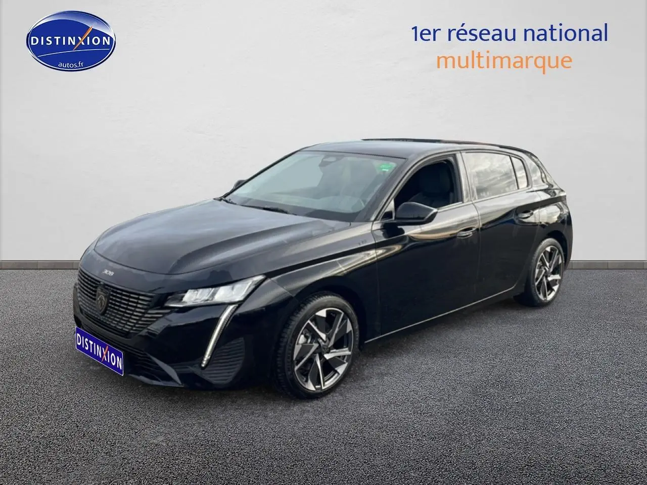Peugeot 308 noir vue 3/4 avant droit, avec jantes alu et phares LED distinctifs visibles.