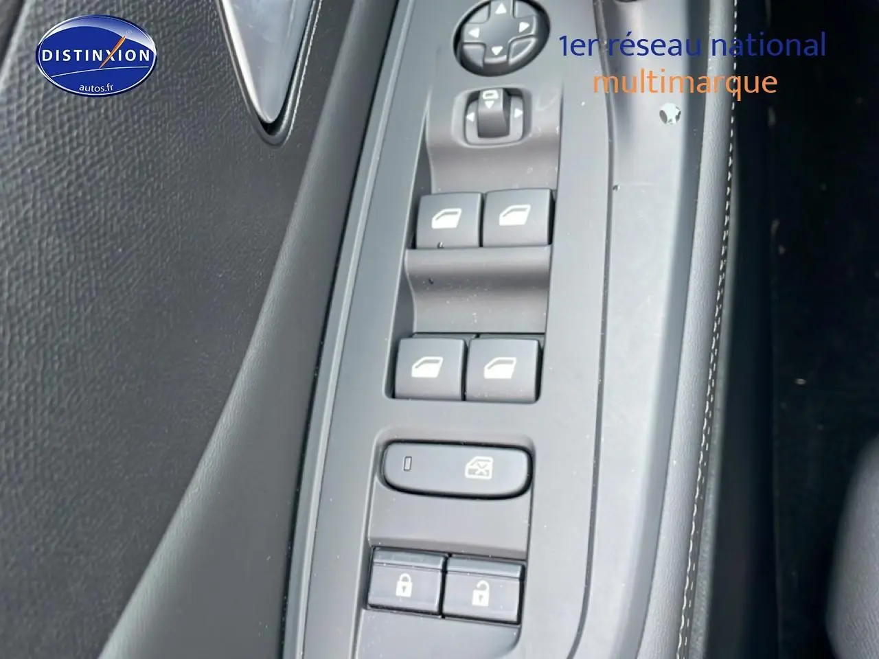 Vue rapprochée des commandes des vitres et des serrures sur la porte côté conducteur d’une Peugeot 308 noire 2025.