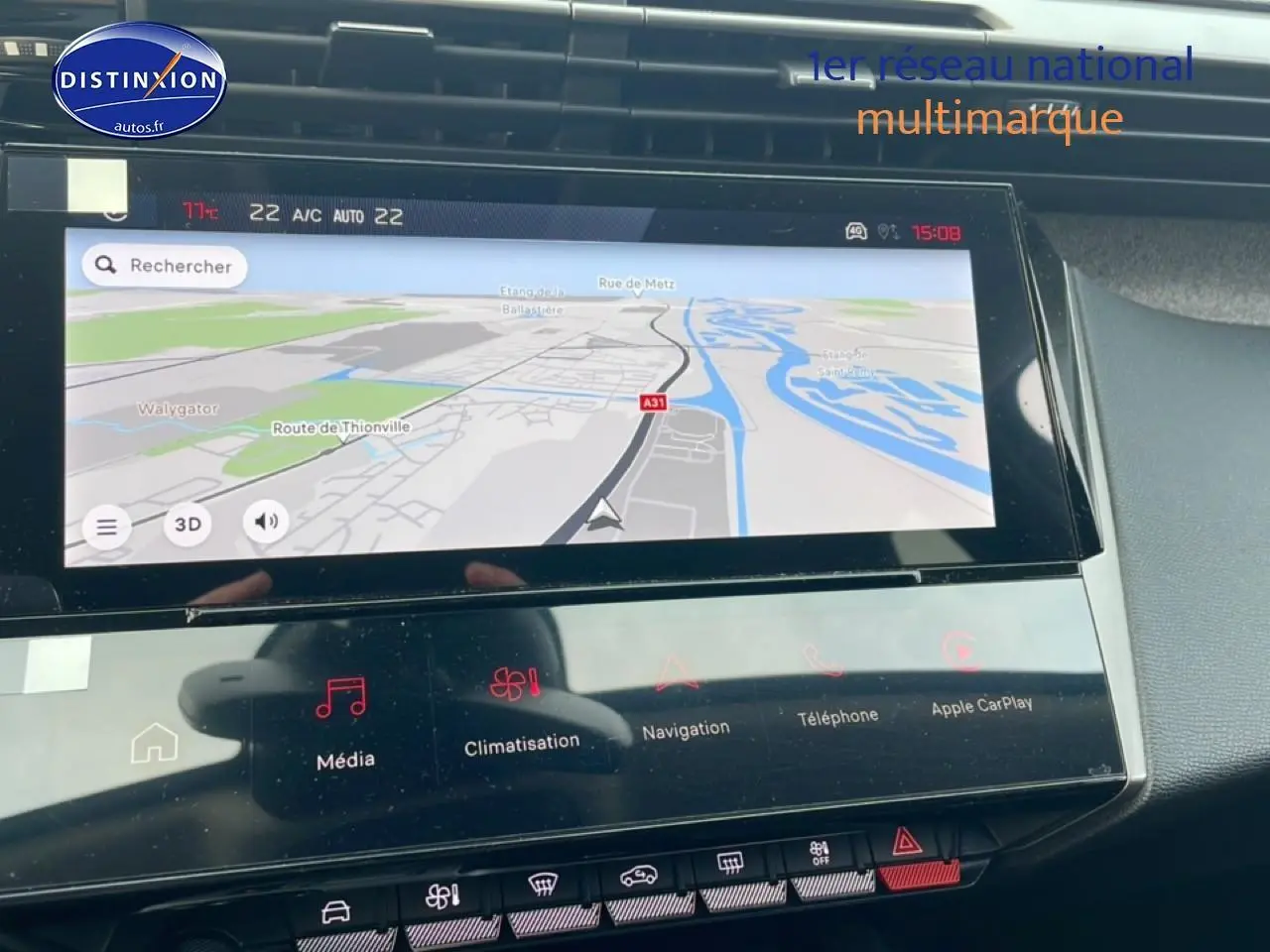 Écran tactile central de navigation dans l’habitacle de la Peugeot 308 noire, vue de face rapprochée.