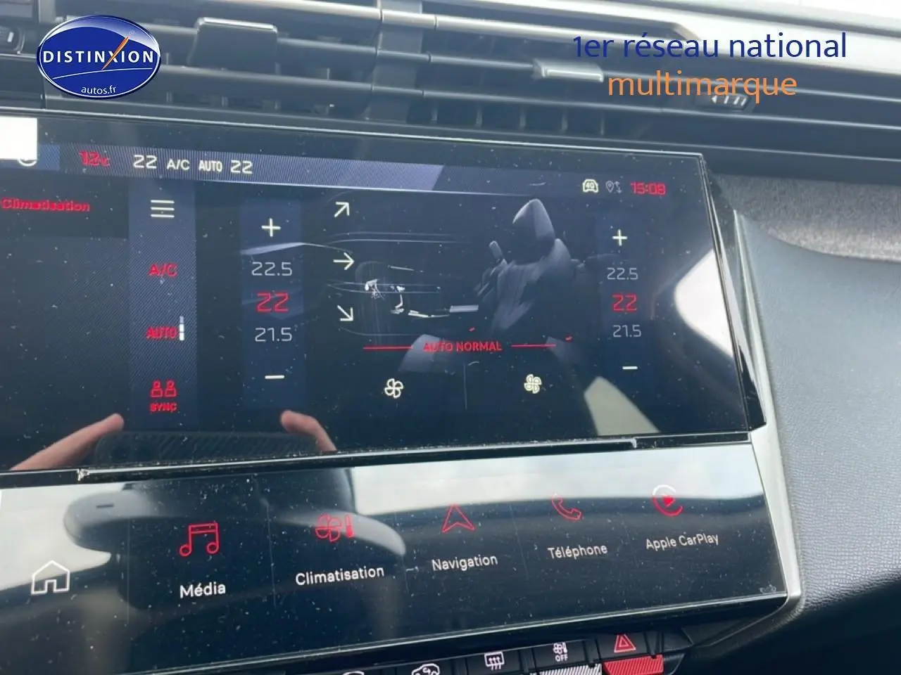 Écran tactile central en gros plan avec affichage de la climatisation dans l’habitacle d’une Peugeot 308 noire.