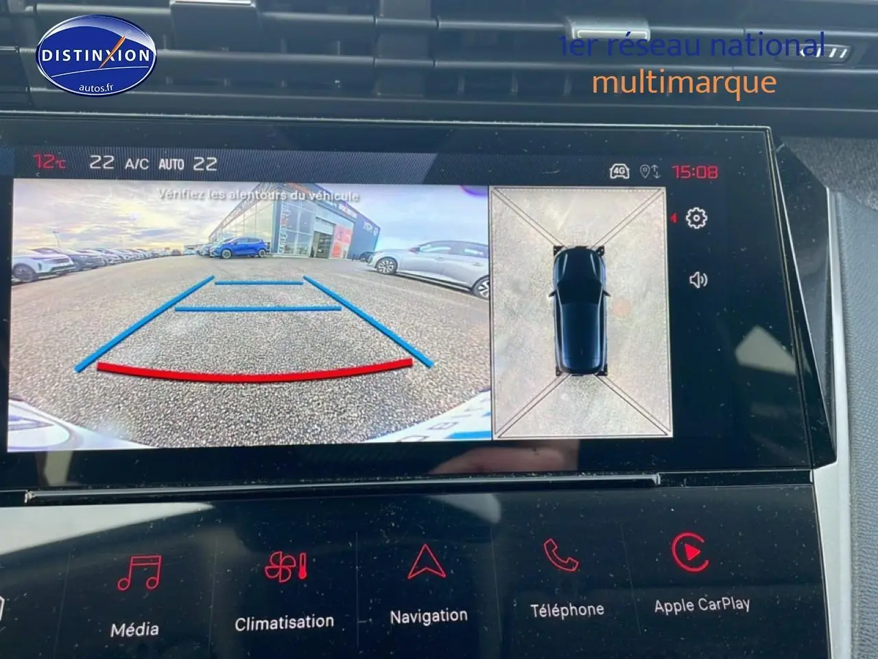 Écran tactile montrant la caméra de recul et vue 360° d’une Peugeot 308 noire en stationnement.