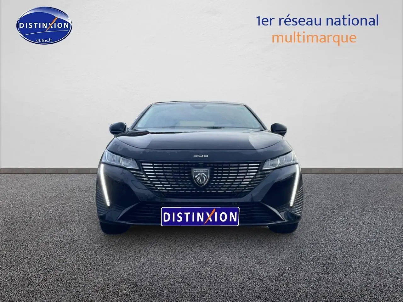 Vue avant d'une Peugeot 308 noire avec feux diurnes LED allumés sur fond neutre.