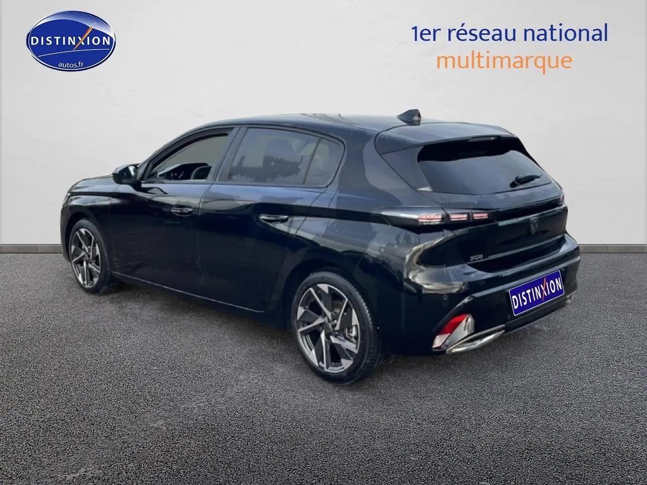 Peugeot 308 noir vue 3/4 arrière droit, avec jantes alu et feux arrière LED distinctifs.