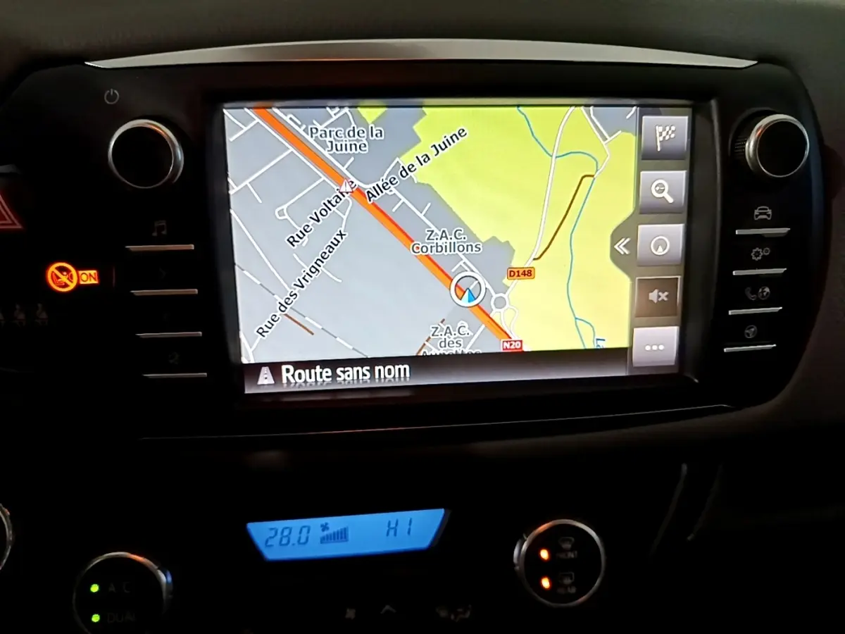 Écran tactile central de la Toyota Yaris 1.5 Hybride 2020 affichant la navigation GPS en intérieur noir.