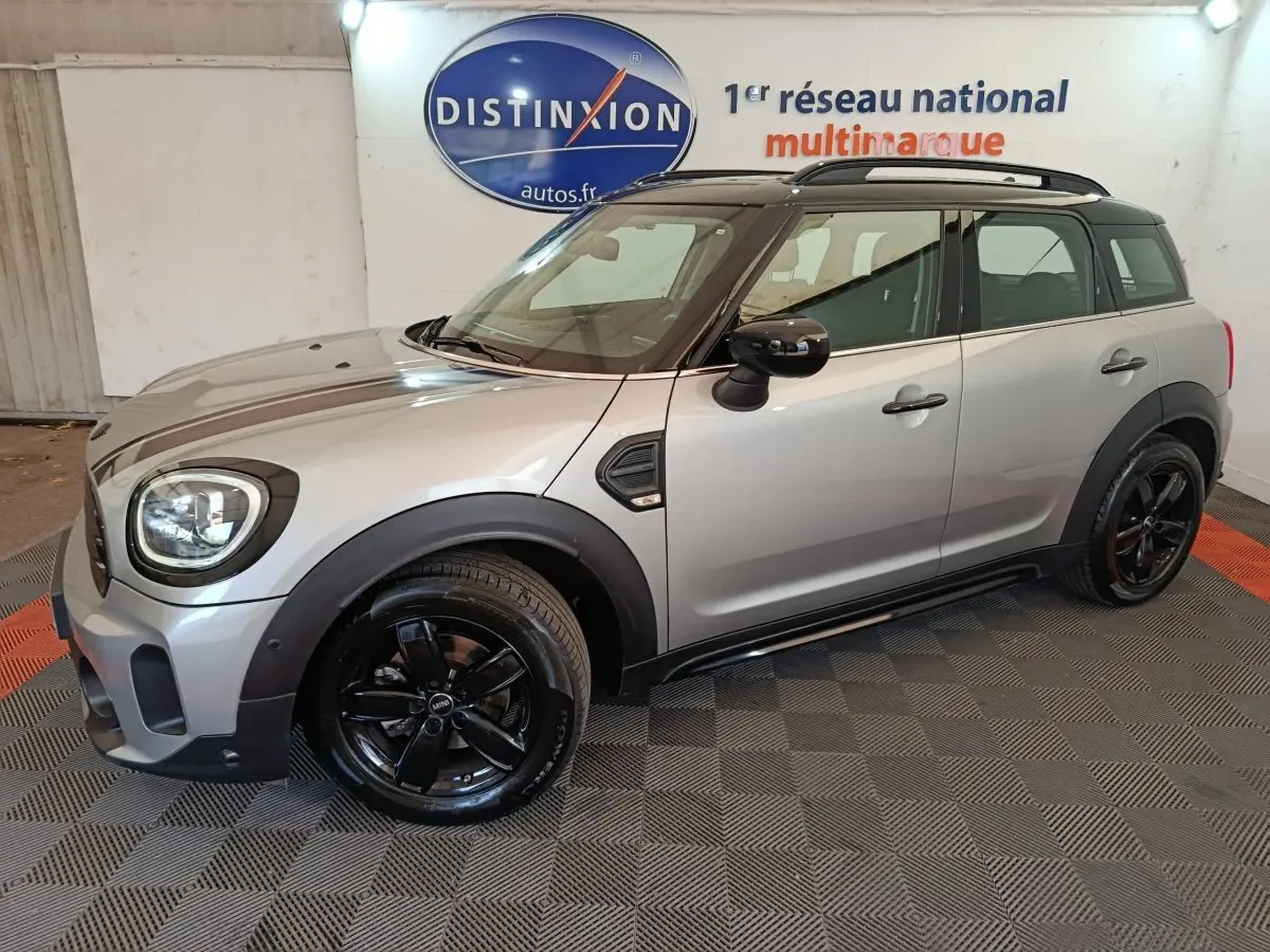 Vue 3/4 avant droit d'une MINI Countryman gris foncé avec toit noir et jantes noires brillantes.