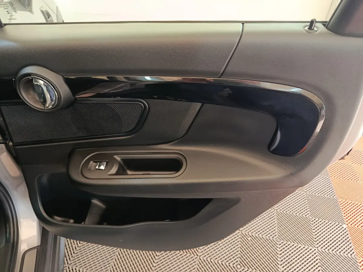 Vue intérieure du panneau de porte côté gauche gris foncé de la MINI COUNTRYMAN Cooper Edition Premium Plus 2023.